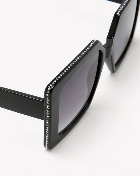 Lunettes de soleil noires à verres rectangulaires ornés de pierres