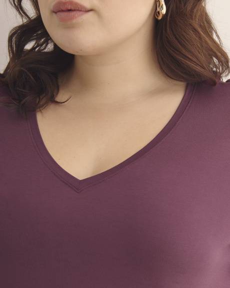 Modern-Fit Short-Sleeve V-Neck Tee - PENN. Essentials
