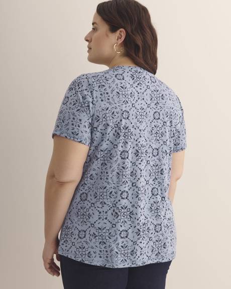 Printed Curvy-Fit Crewneck Tee - PENN. Essentials