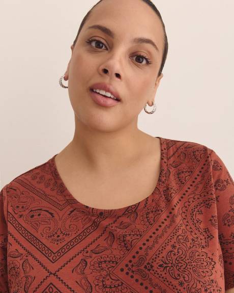 Printed Curvy-Fit Short-Sleeve Crewneck Tee