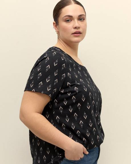 Printed Curvy-Fit Crewneck Tee - PENN. Essentials