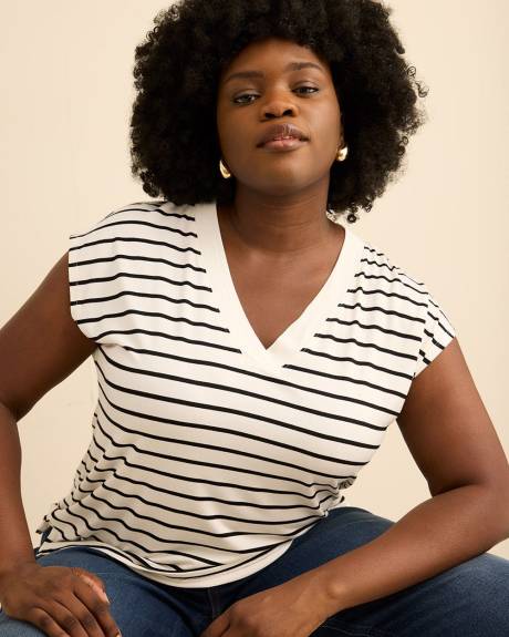 T-shirt &agrave; encolure en V, coupe moderne - Addition Elle