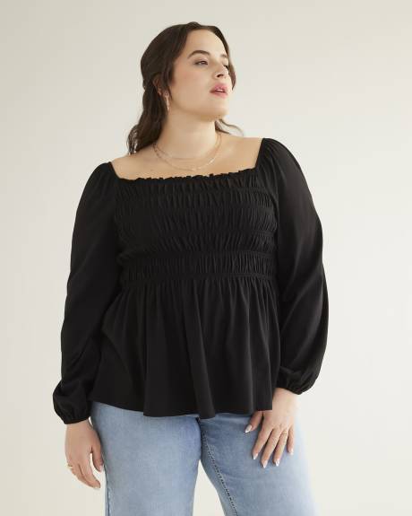 Haut fleuri à smocks avec encolure carrée