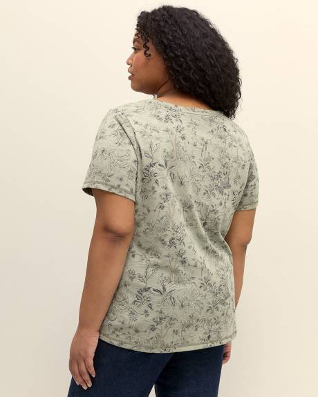 Printed Curvy-Fit Crewneck Tee - PENN. Essentials