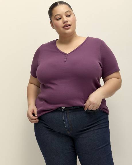 Girlfriend-Fit Tee with Buttons - PENN. Essentials