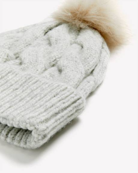 Bonnet à revers en laine grise à mailles torsadées avec pompon