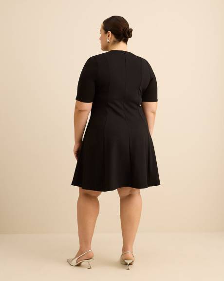 Robe cintr&eacute;e et &eacute;vas&eacute;e en tricot c&ocirc;tel&eacute; avec manches aux coudes