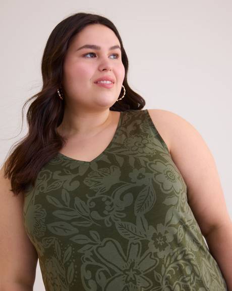 Modern-Fit Sleeveless V-Neck Tunic - PENN. Essentials
