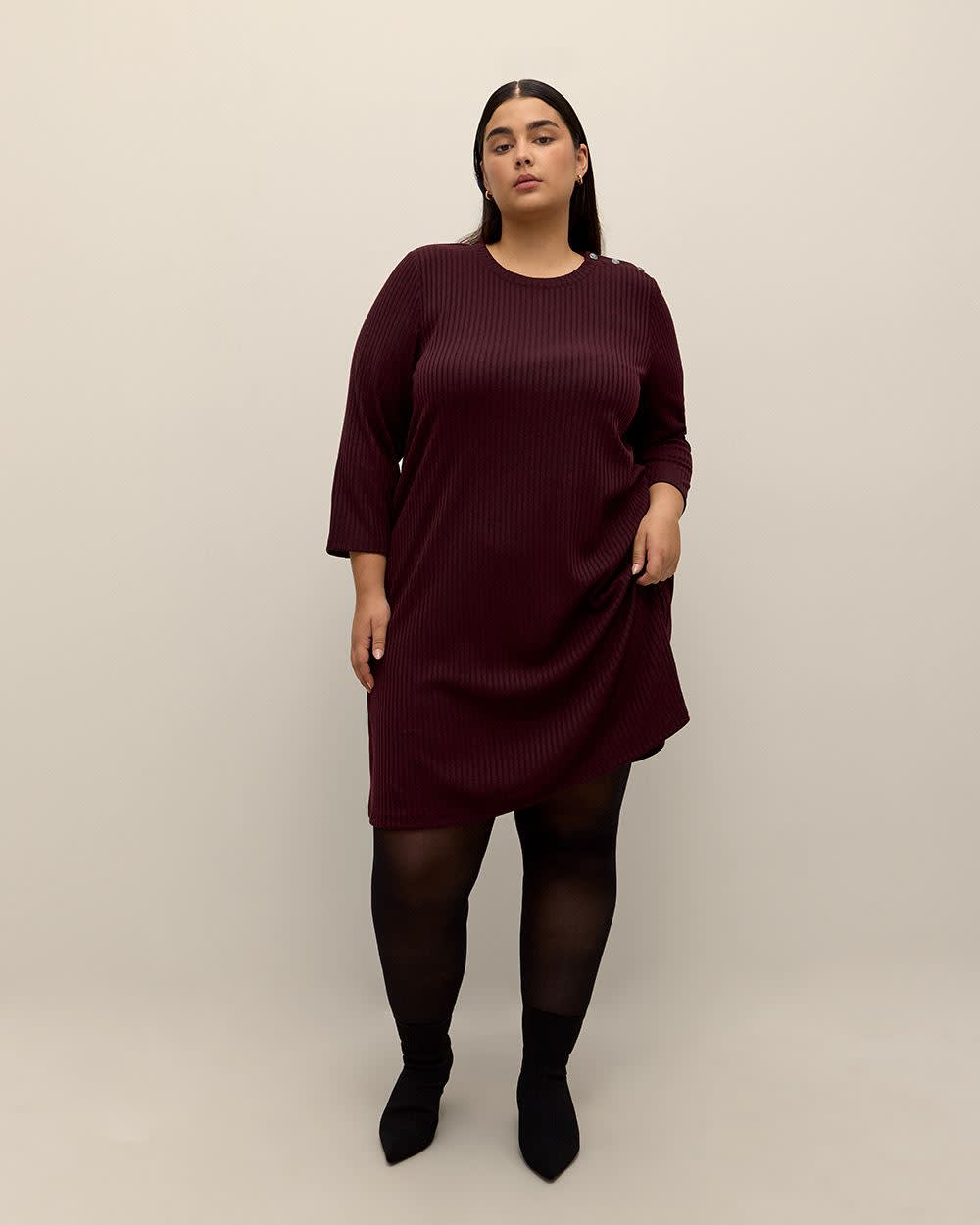 Robe mi-longue côtelée et évasée avec boutons à l'épaule