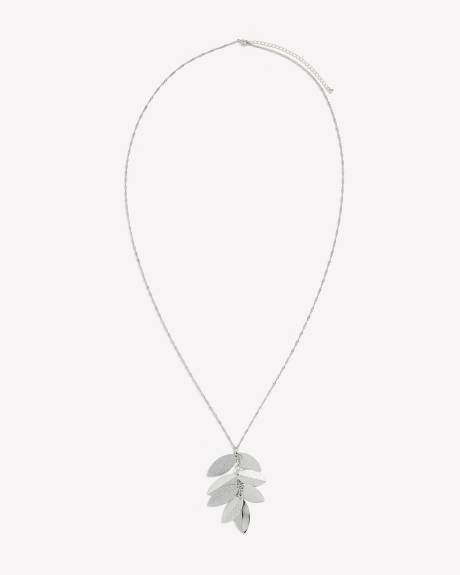 Chaîne longue avec pendentifs en forme de feuilles