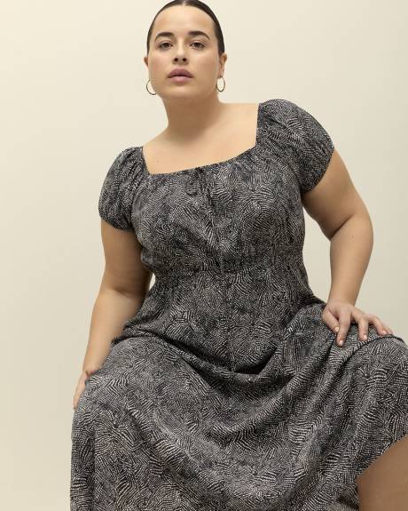 Robe longue noire à pois avec encolure carrée et manches bouffantes, tissu responsable