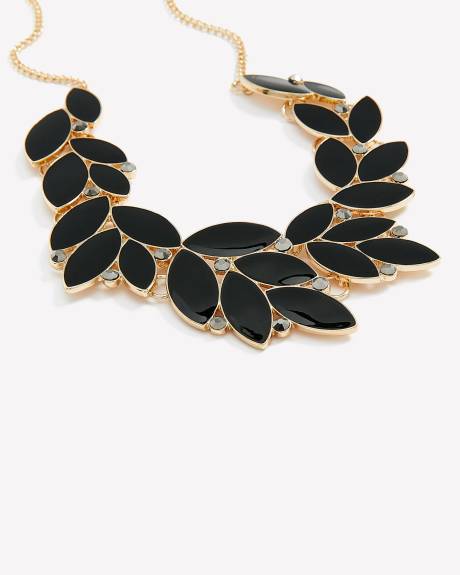 Collier court avec grosses feuilles noires