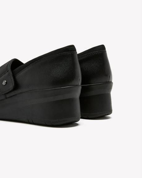 Chaussure à bride en cuir noir avec talon compensé, pied large - Clarks