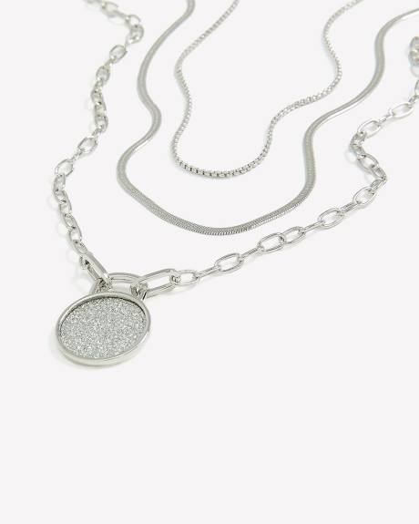 Collier court à trois chaînes avec pendentif orné de papier scintillant