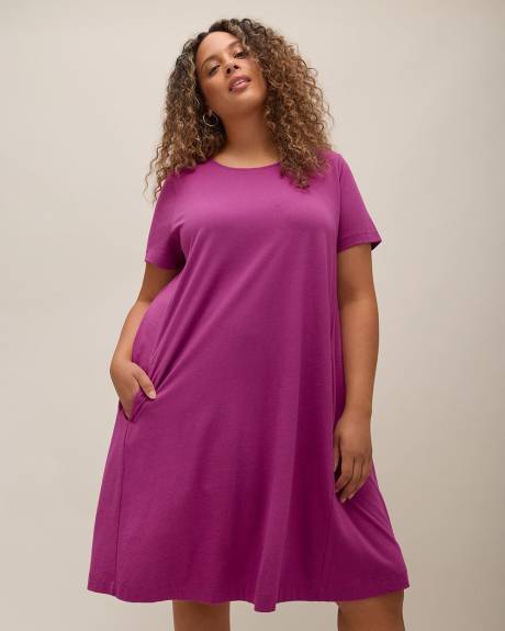 Robe à manches courtes avec col en U