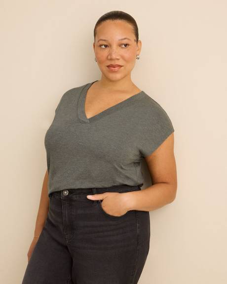T-shirt &agrave; encolure en V, coupe moderne - Addition Elle