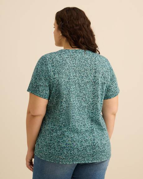 Printed Curvy-Fit Crewneck Tee - PENN. Essentials