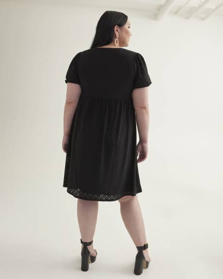 Robe en tricot brodé avec manches ballon