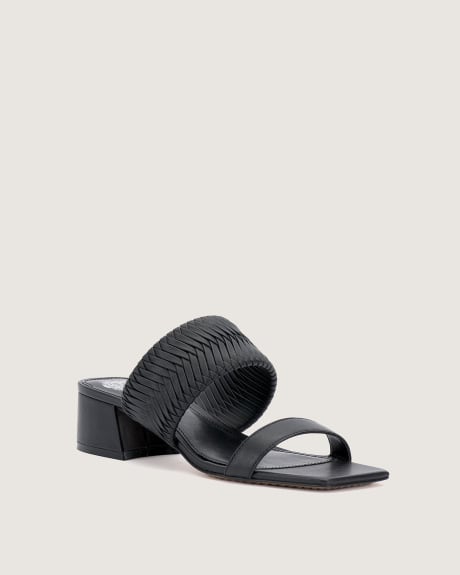 Mule à enfiler avec sangle à chevrons, largeur régulière - Vince Camuto