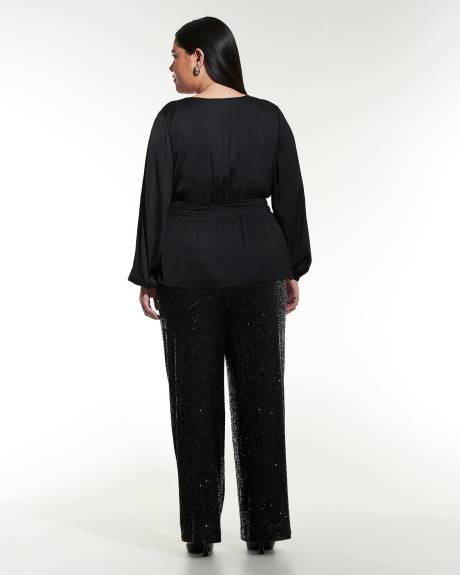 Blouse noire en satin avec col en V et taille ajustée - Addition Elle