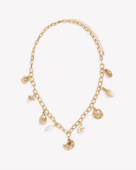 Collier court doré avec breloques en forme de coquillages