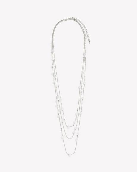 Collier long à trois chaînes ornées de perles
