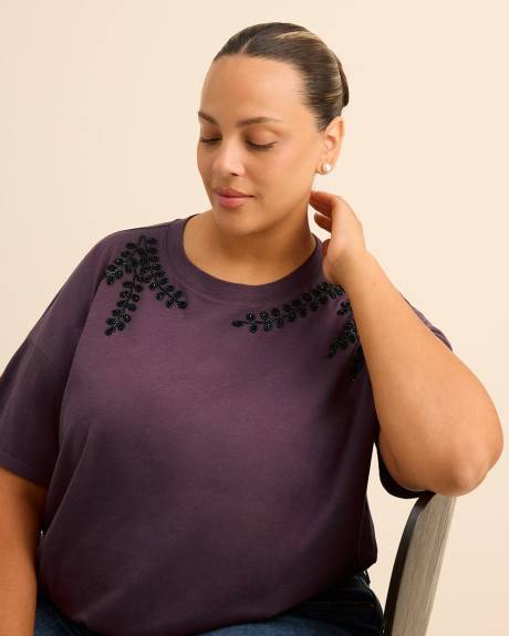 Crewneck Knit Top with Leaf Rhinestone Embellishment Crewneck Knit Top with Leaf Rhinestone Embellishment