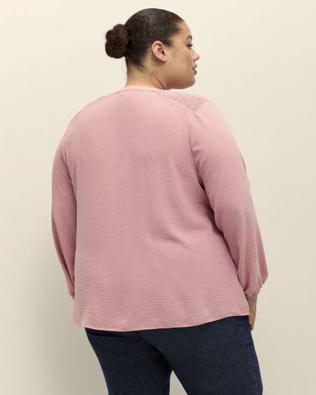 Blouse avec col fendu et smocks aux épaules
