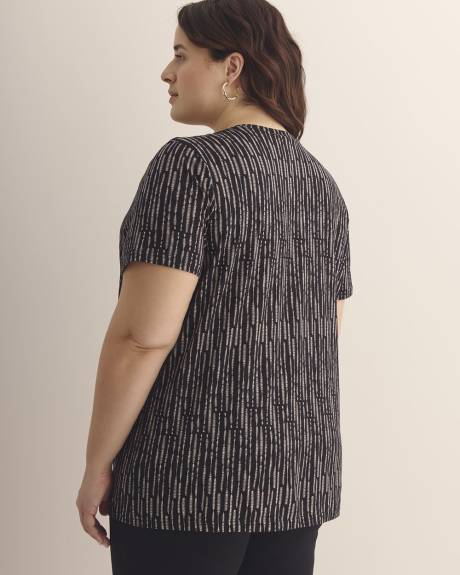 Boyfriend-Fit V-Neck Tee - PENN. Essentials