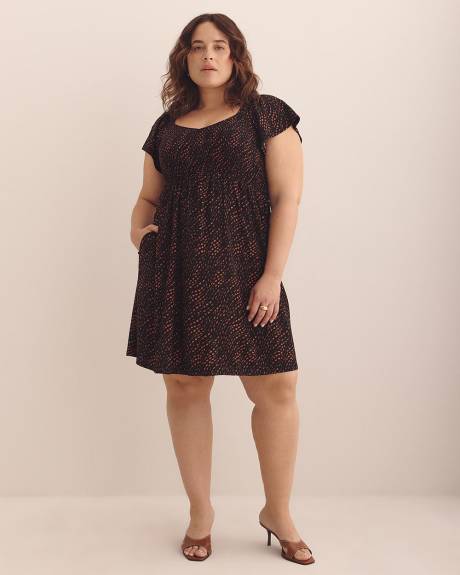 Robe courte à haut en smocks avec encolure en coeur