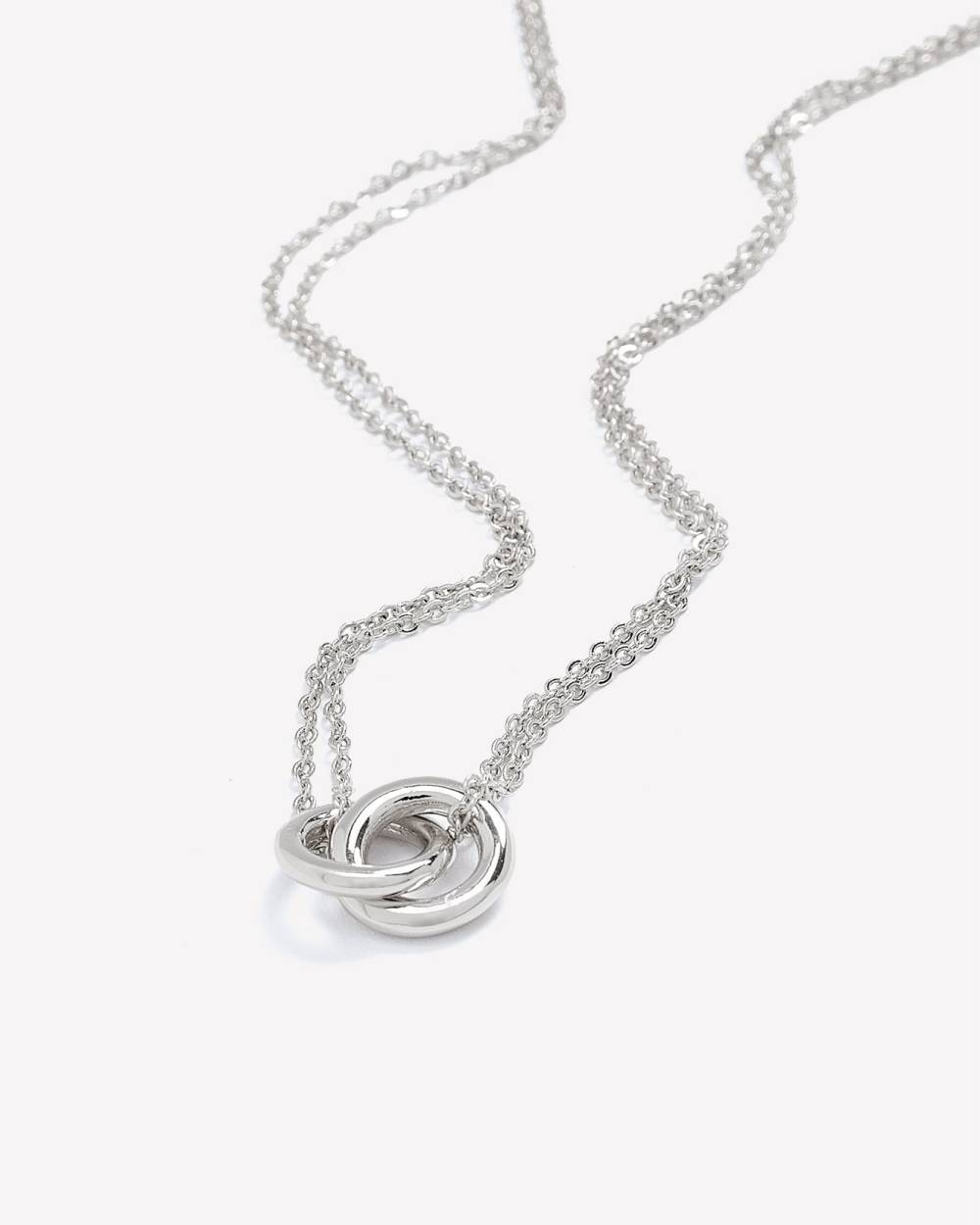 Collier court avec pendentif à petits anneaux