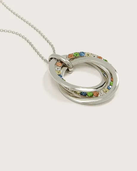 Long collier avec pendentif à anneaux