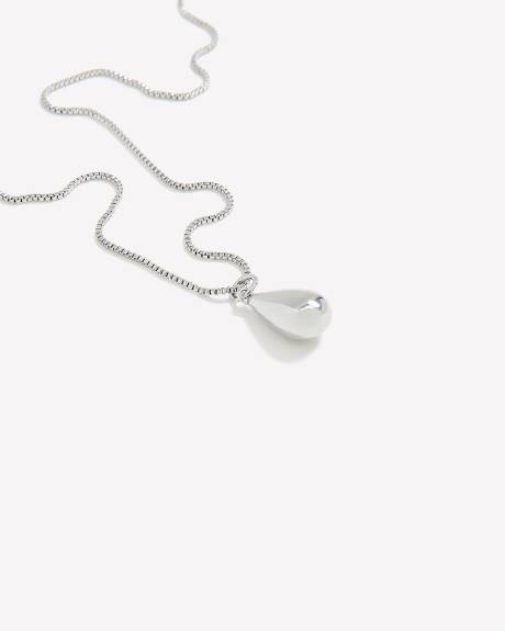 Petit collier d&eacute;licat avec pendentif en forme de goutte