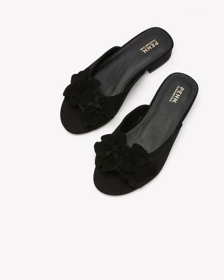Sandale fermée à enfiler avec talon bloc et fleur décorative, pied très large