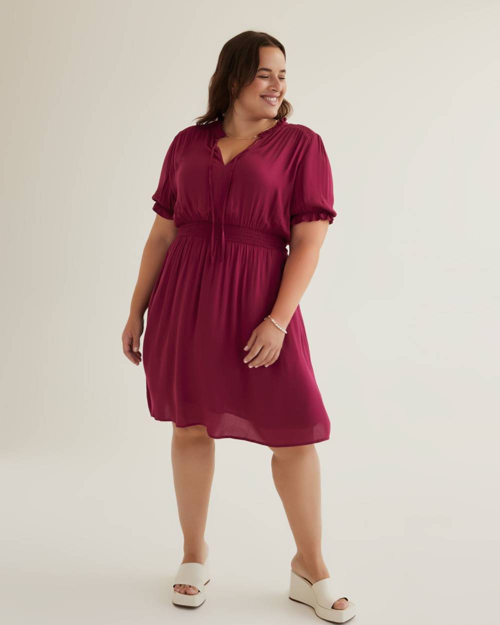 Robe cintrée et évasée avec manches courtes ballon