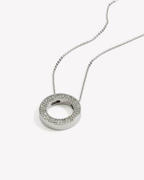 Collier long avec pendentif anneau serti de strass