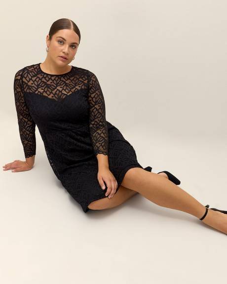 Robe en dentelle à manches longues