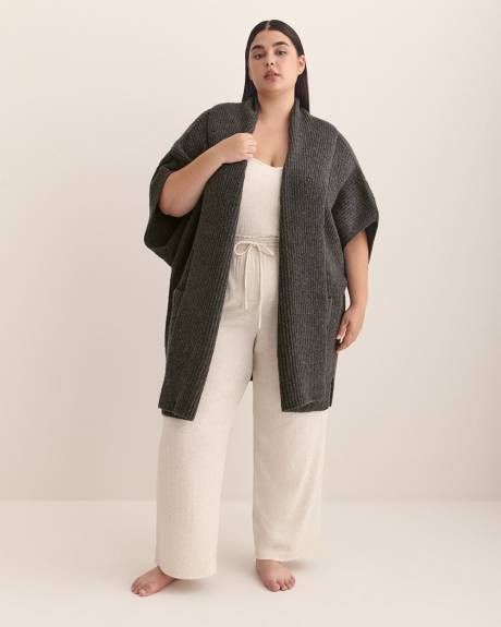 Cape en tricot côtelé épais avec poches