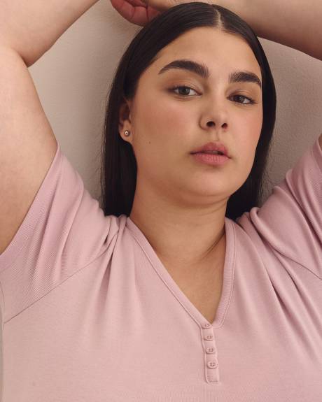 Girlfriend-Fit V-Neck Ribbed Tee - PENN. Essentials