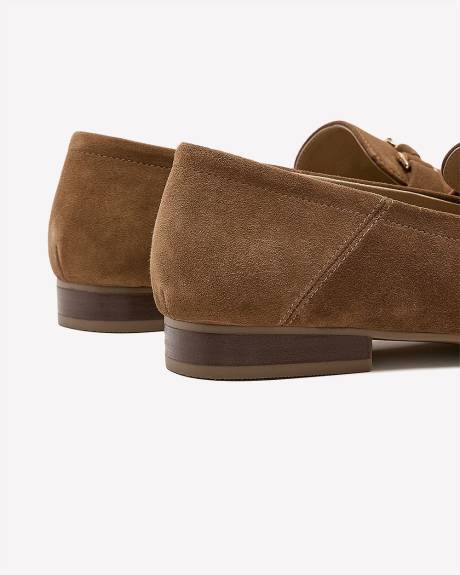 Flâneur en cuir avec chaîne dorée, pied très large