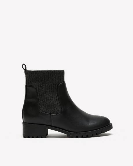 Bottillon à talon noir avec collet en tricot, pied très large