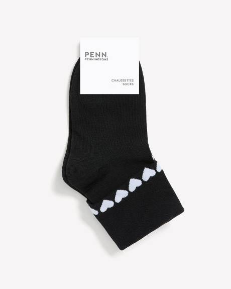 Chaussettes courtes noires avec rebord repli&eacute; orn&eacute; de coeurs