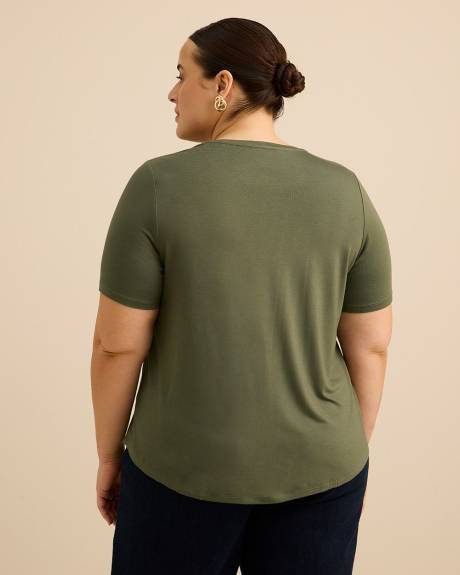 Modern-Fit Crewneck Tee - PENN. Essentials