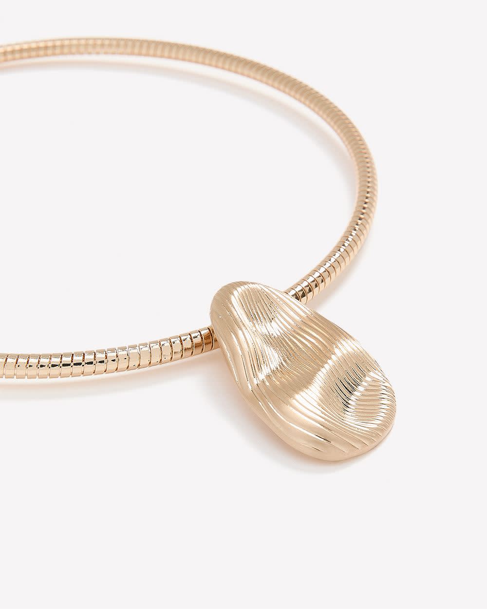 Collier ras du cou avec pendentif martelé