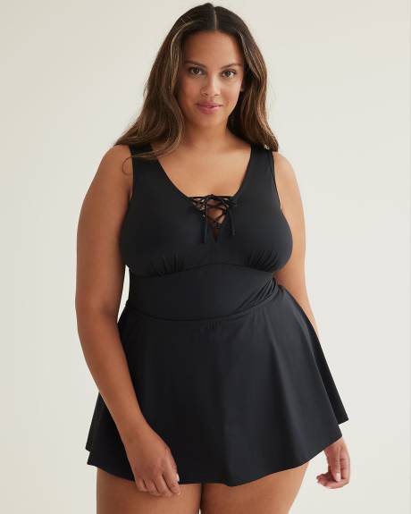 Robe-maillot noire à encolure en V lacée