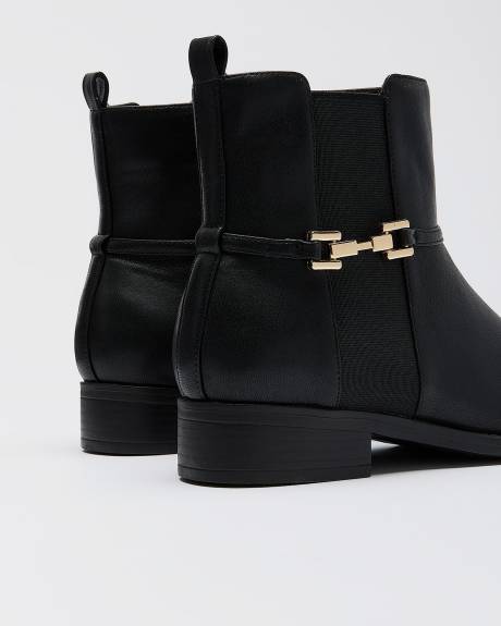 Bottes courtes noires avec boucle dorée, pied très large
