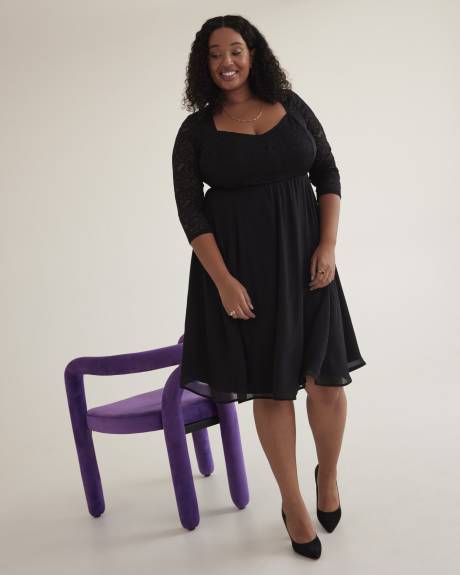 Robe noire évasée légère avec haut en dentelle