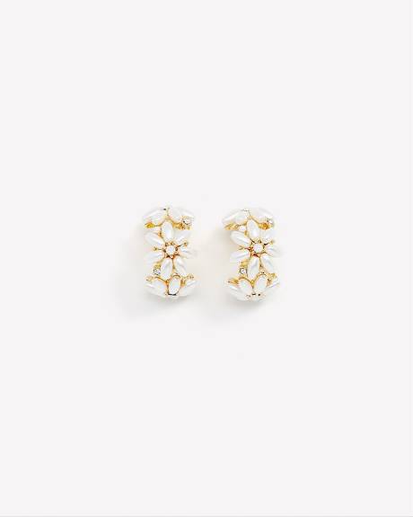 Boucles d'oreilles anneaux avec fleurs en perles