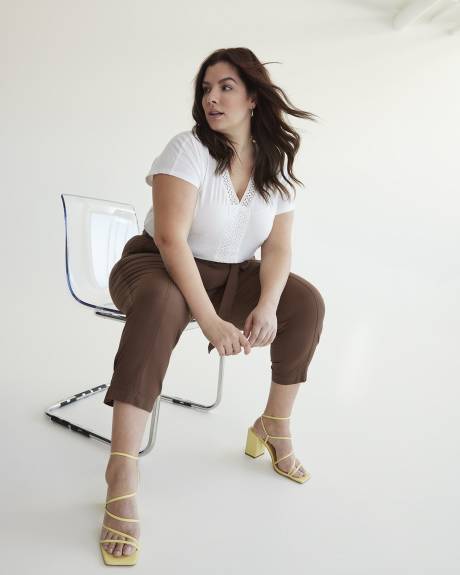 Pantalon écourté à jambe droite avec ceinture