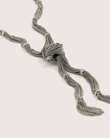 Long collier avec pendentif noué